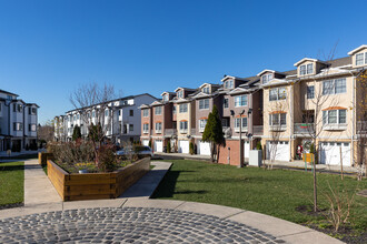 HarborFront Villas in Elizabethport, NJ - Building Photo - Building Photo