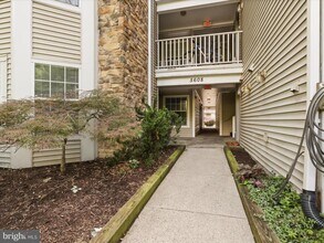 5608 Willoughby Newton Dr in Centreville, VA - Foto de edificio - Building Photo