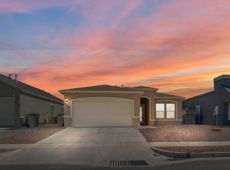 5128 Hector Munoz Dr in El Paso, TX - Building Photo