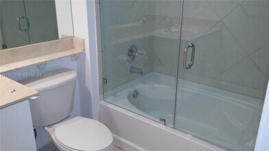 325 S Biscayne Blvd, Unit 1420 in Miami, FL - Building Photo - Building Photo