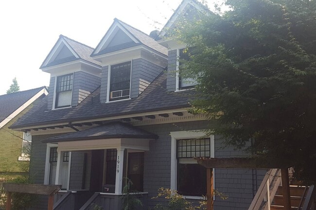 property at 1919 E Thomas St