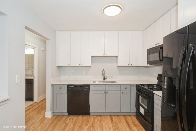 77 N Macgillis Dr in Round Lake, IL - Building Photo - Building Photo