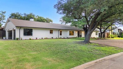 4336 Irvin Simmons Dr in Dallas, TX - Building Photo - Building Photo