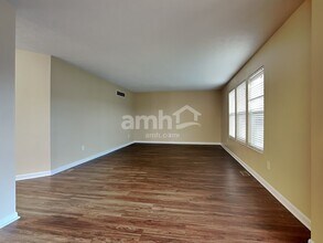 10204 Meadow Glen Dr in Independence, KY - Foto de edificio - Building Photo