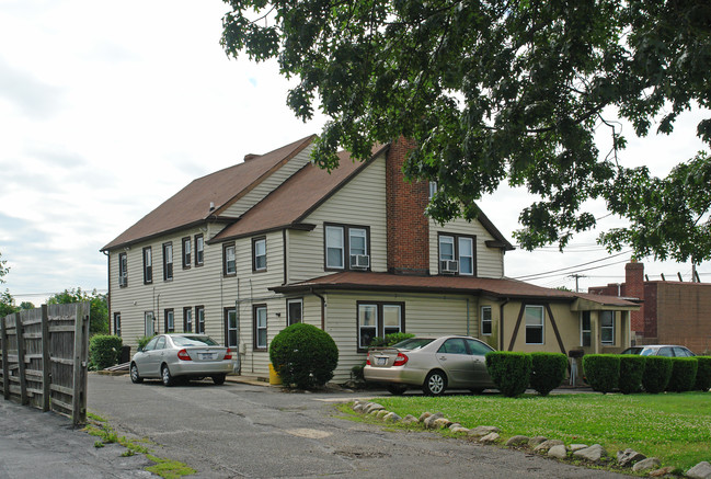 6 Florence Ave in Syosset, NY - Foto de edificio - Building Photo