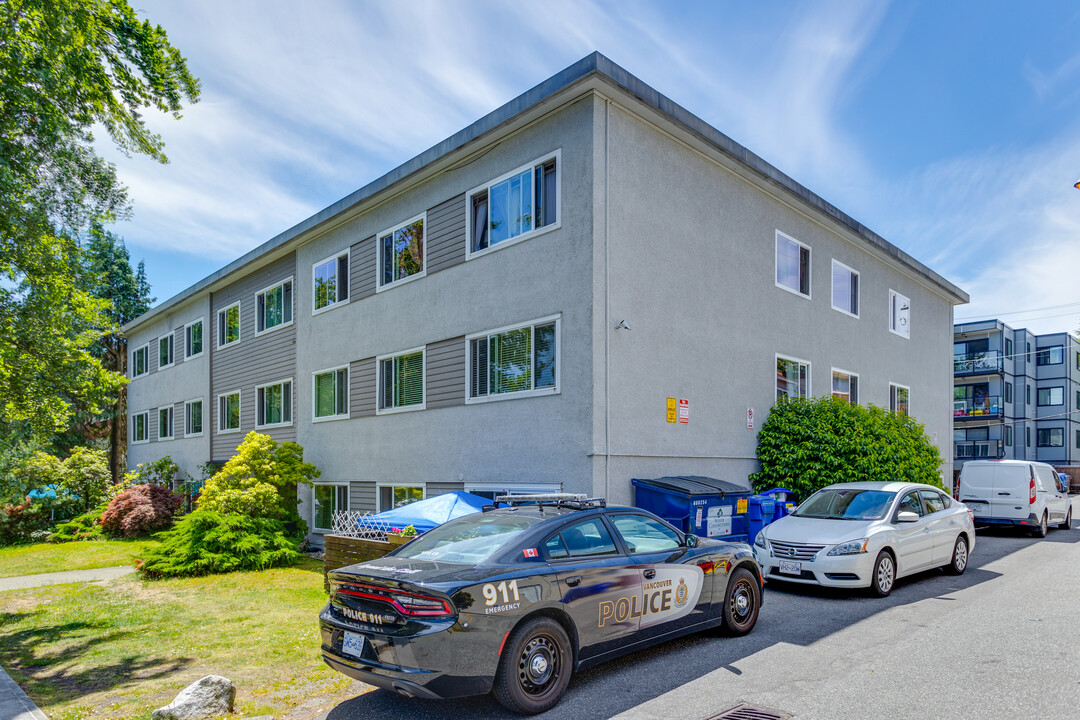 8741 Selkirk St in Vancouver, BC - Building Photo