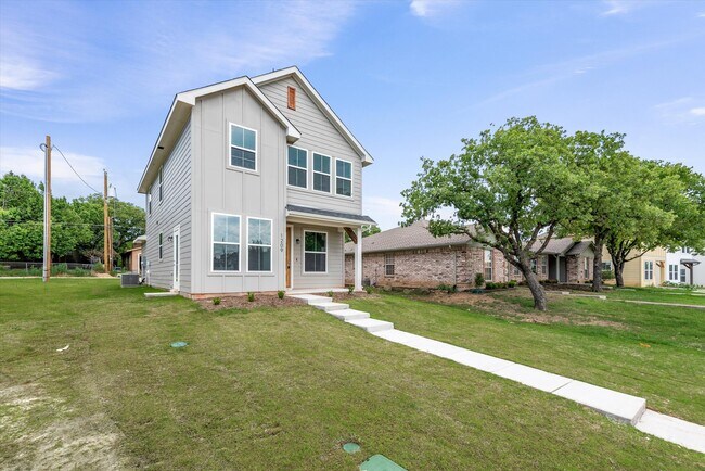 1215 Chestnut Ct in Runaway Bay, TX - Building Photo - Building Photo