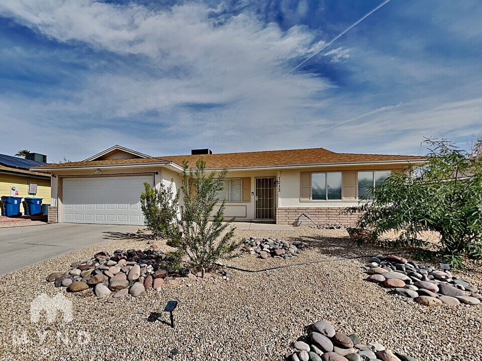 1013 James Lovell St in Las Vegas, NV - Foto de edificio