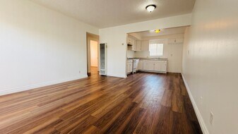 1439 W 84th Pl, Unit 4 in Los Angeles, CA - Building Photo