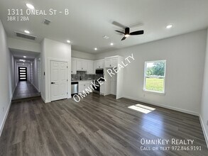 1311 Oneal St in Commerce, TX - Building Photo - Building Photo