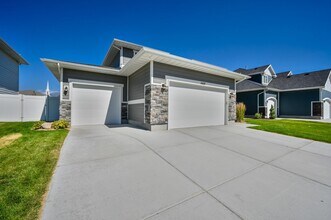 15127 S Revolutionary Way in Bluffdale, UT - Building Photo - Building Photo