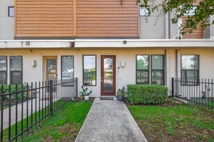 2401 Crawford St in Houston, TX - Building Photo