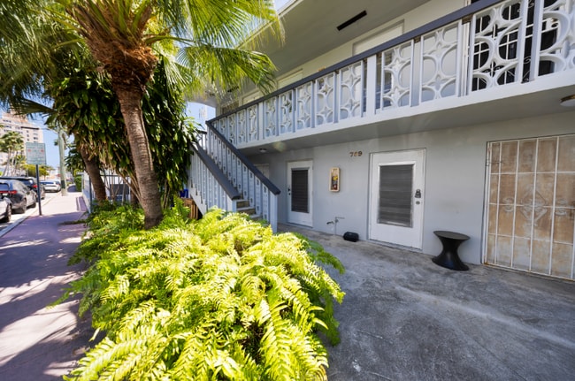 759 Meridian Ave in Miami, FL - Building Photo - Building Photo