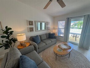 2571 Cyprus Dr in Palm Harbor, FL - Foto de edificio - Building Photo