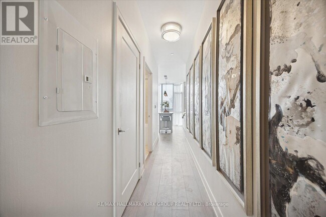 705 Davis Dr in Newmarket, ON - Building Photo - Building Photo