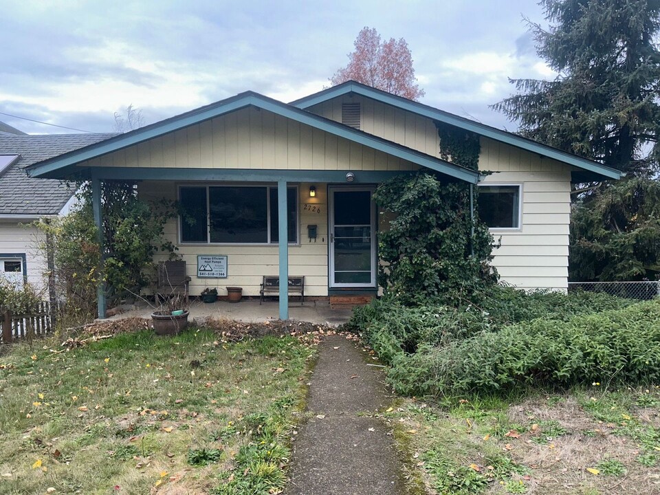 2726 University St in Eugene, OR - Building Photo