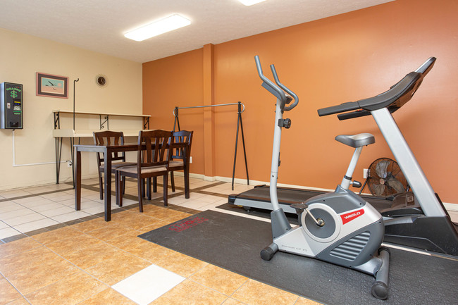 El Patio Apartments in Louisville, KY - Building Photo - Interior Photo