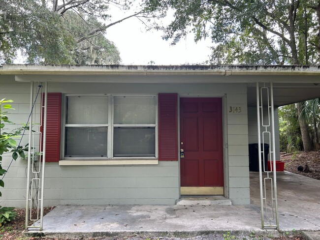 3143 NE 11th Terrace in Gainesville, FL - Foto de edificio - Building Photo
