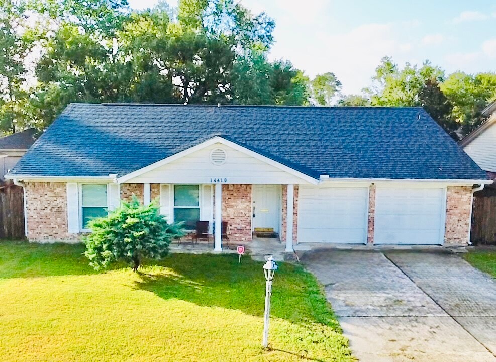 14410 Foxford Way in Houston, TX - Building Photo