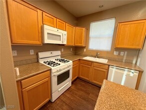 136 Red Tee Ln in Las Vegas, NV - Building Photo - Building Photo