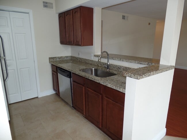 2331 NW 33rd St in Oakland Park, FL - Foto de edificio - Building Photo