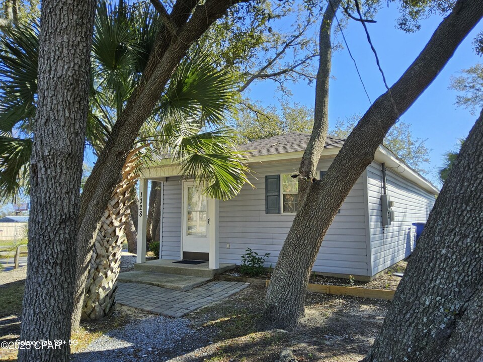 1328 Friendship Ave in Panama City, FL - Foto de edificio