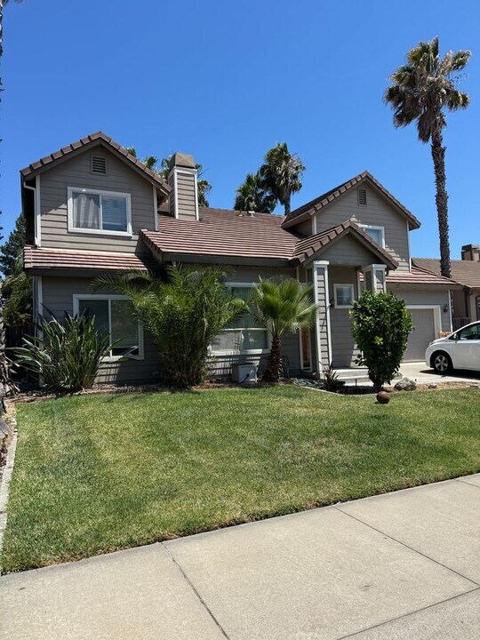 1350 Ingrid Dr in Dixon, CA - Building Photo