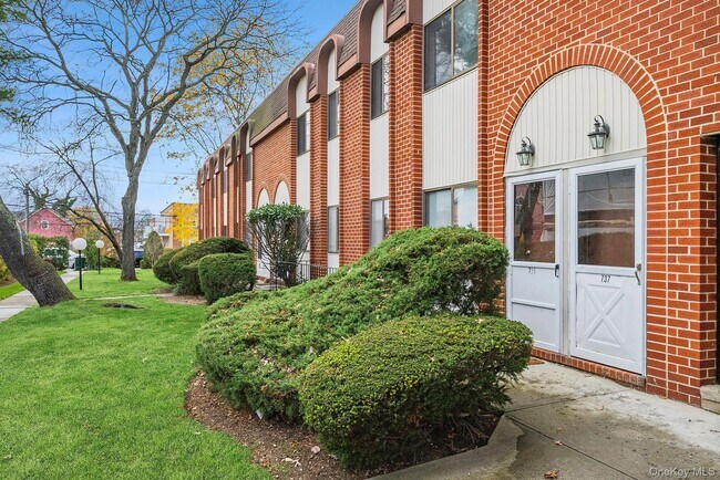 741 Chestnut St in Cedarhurst, NY - Building Photo - Building Photo