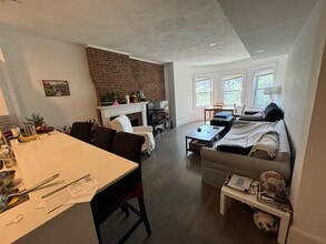 1402 Beacon St, Unit 3 in Brookline, MA - Foto de edificio - Building Photo