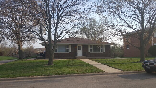 5841 Garrett Ln, Unit A in Rockford, IL - Building Photo - Building Photo