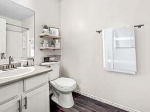 Shadowbrook Apartments in West Valley City, UT - Foto de edificio - Building Photo