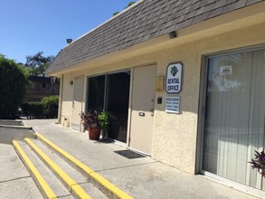 Summit By The Lake in Oceanside, CA - Foto de edificio - Building Photo