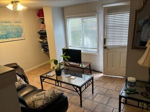 1409 N 40th St, Unit B in Seattle, WA - Foto de edificio - Building Photo