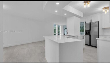 6911 Environ Blvd in Lauderhill, FL - Foto de edificio - Building Photo