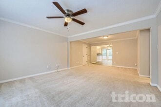 606 Shelmar Dr, Unit 301 in Euless, TX - Foto de edificio - Building Photo