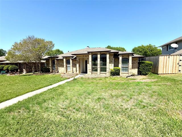 1204 Elder in Carrollton, TX - Foto de edificio
