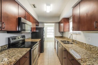 6822 Oakdale Dr in Tampa, FL - Building Photo - Building Photo