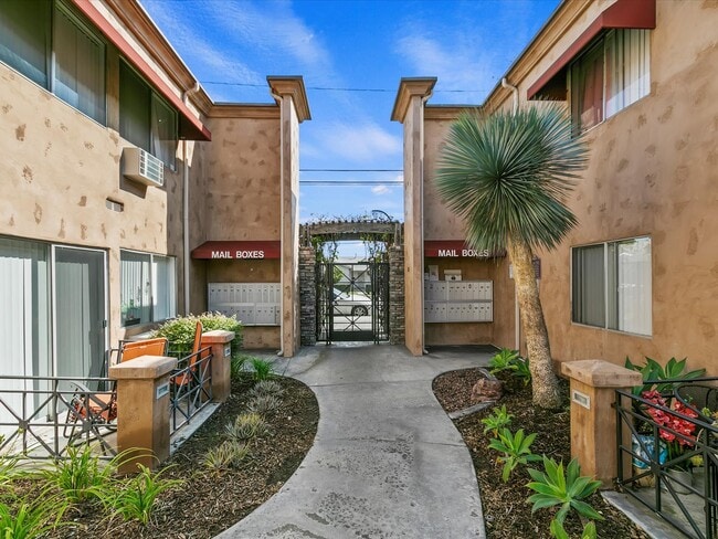 229 Woodruff Apartments in Bellflower, CA - Building Photo - Building Photo