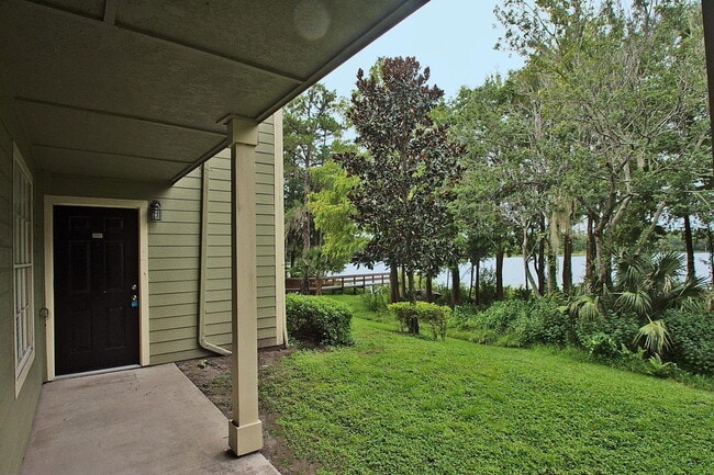 2550 N Alafaya Trail in Orlando, FL - Building Photo - Building Photo