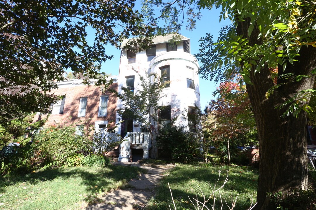 922 E Capitol St NE in Washington, DC - Building Photo