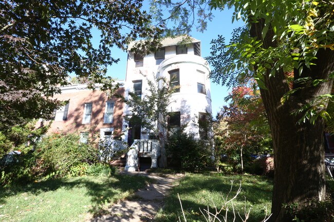 922 E Capitol St NE
