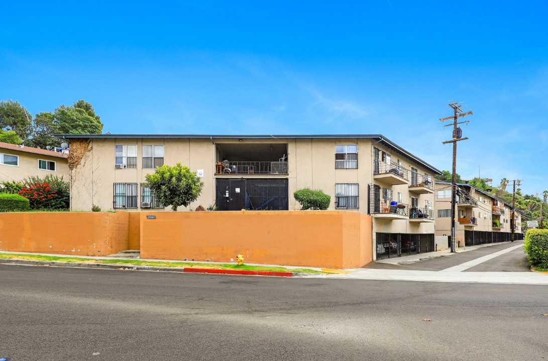 Via Paseo Apartments in Montebello, CA - Foto de edificio