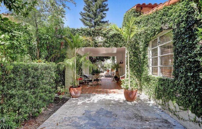 1107 Alhambra Cir in Coral Gables, FL - Building Photo - Building Photo