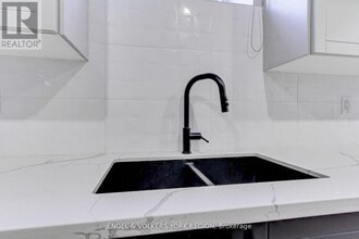 4 Valley Point Cres in King City, ON - Building Photo - Building Photo