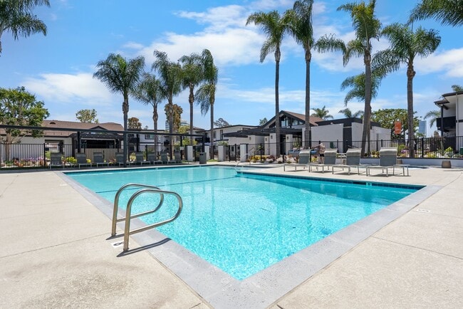 Surf House Apartments in Huntington Beach, CA - Foto de edificio - Building Photo