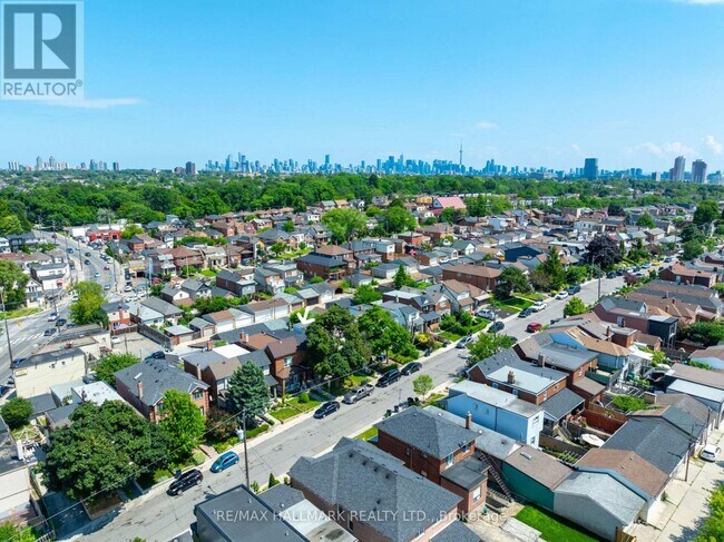 211 Gilbert Ave in Toronto, ON - Building Photo - Building Photo