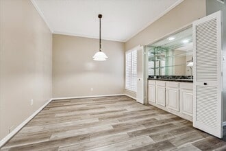 5933 Woodway Place Ct in Houston, TX - Building Photo - Building Photo