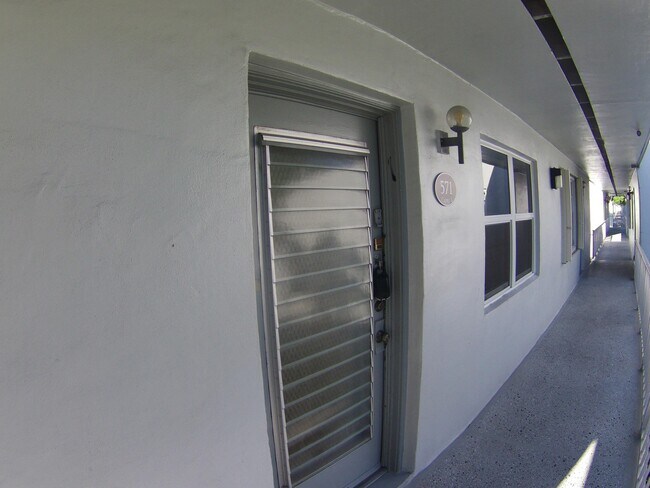 571 Capri L in Delray Beach, FL - Building Photo - Building Photo