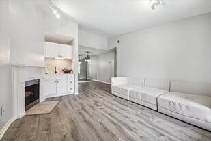 2125 Augusta Dr in Houston, TX - Building Photo