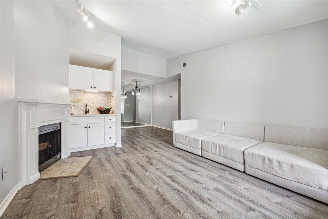 2125 Augusta Dr in Houston, TX - Building Photo